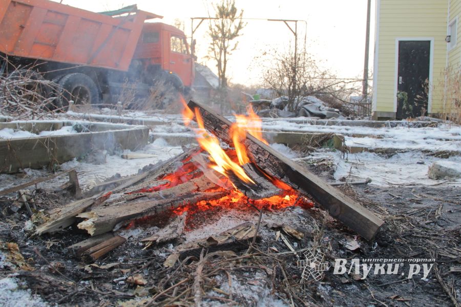 В Великих Луках продолжается расчистка местности для строительства путепровода (ФОТО)