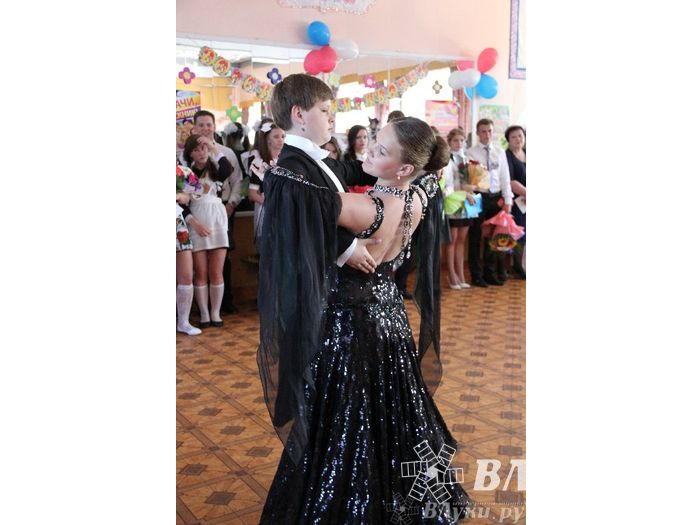 В Великих Луках прозвенели «Последние звонки»