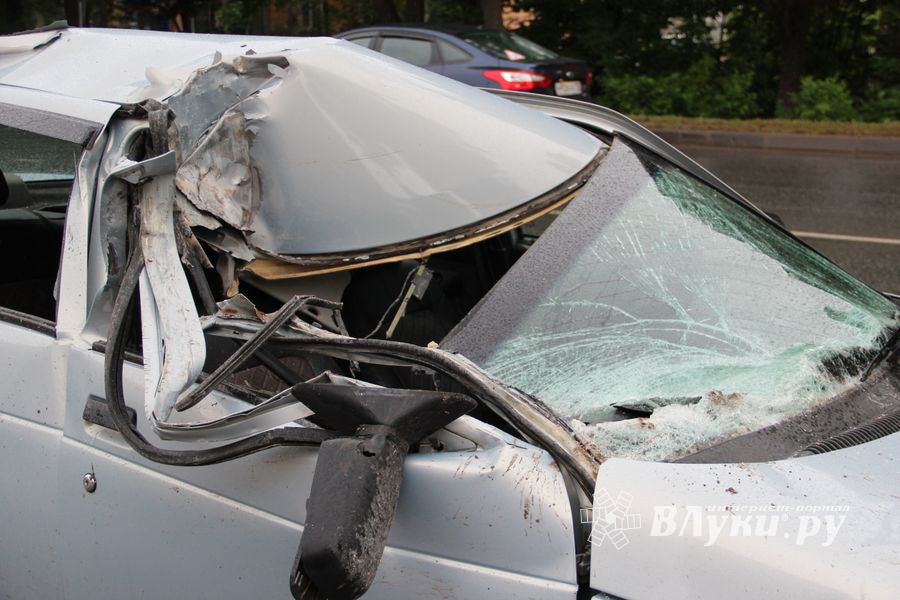 В Великих Луках столкнулись ВАЗ и Газель, есть пострадавшие (ФОТО)