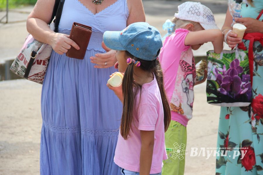 В городском парке Великих Лук прошёл День мороженого