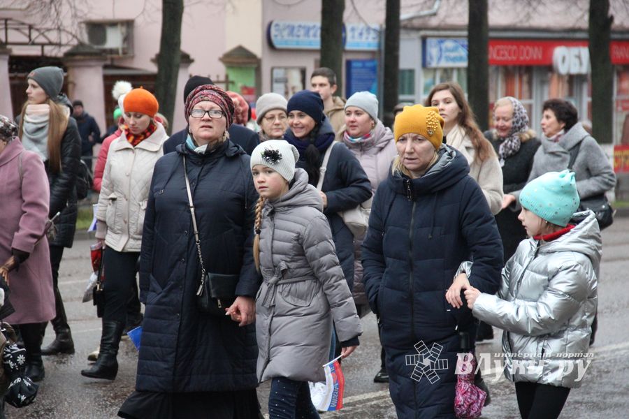 В Великих Луках прошло праздничное шествие (ФОТО)