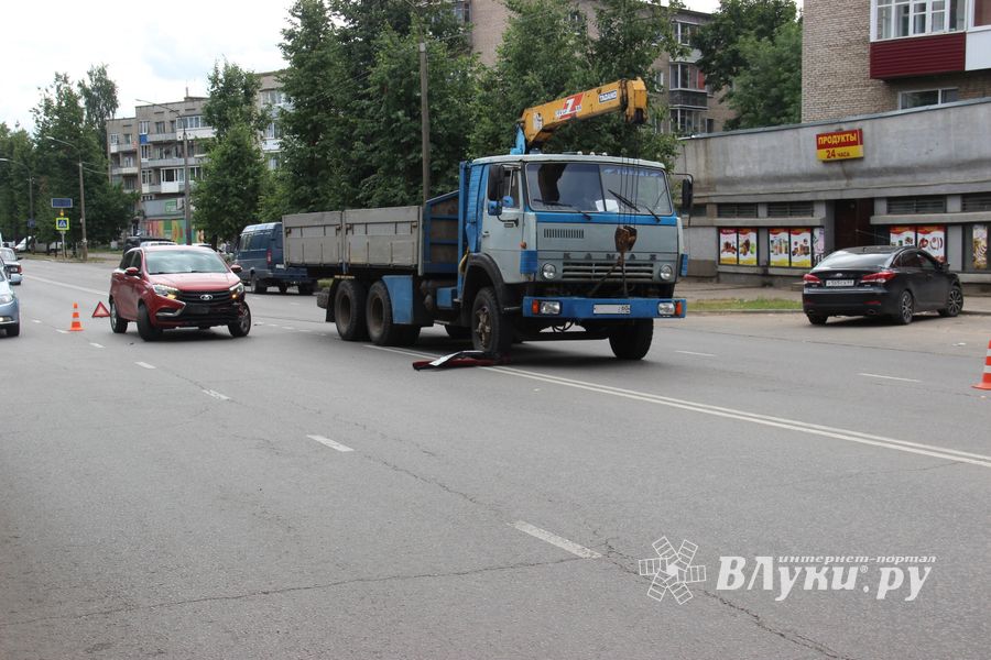 Легковушка и КамАЗ столкнулись в Великих Луках (ФОТО)
