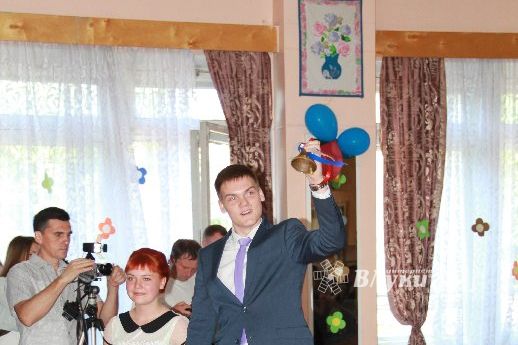 В Великих Луках прозвенели «Последние звонки»