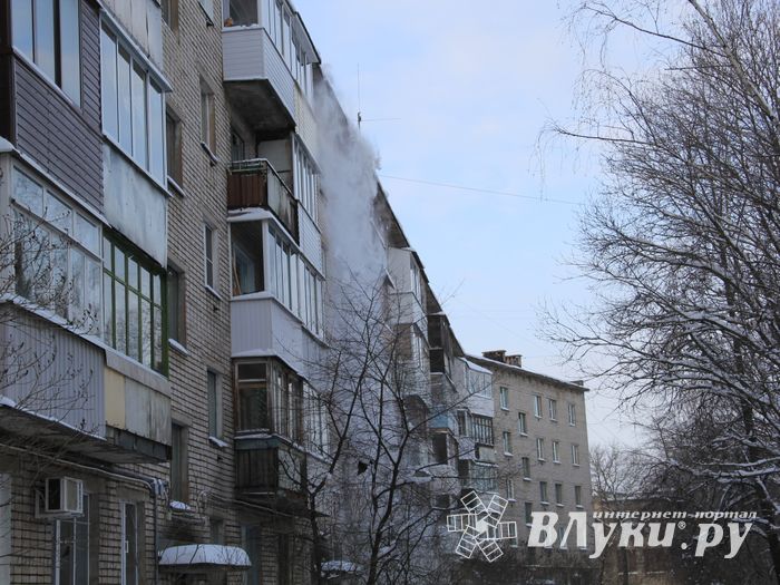 Смелые люди на крышах Великих Лук