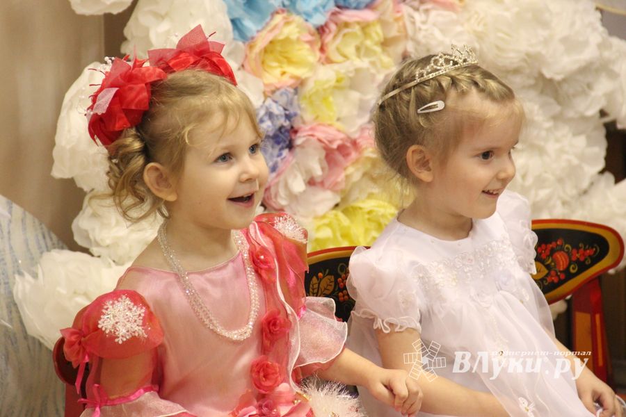 Новогодние утренники в Великих Луках продолжаются (ФОТО)