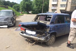 ДТП в Великих Луках: мерседес vs жигули (ФОТО)