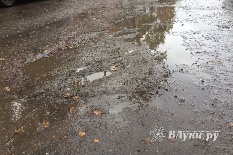 И в дождь, и в стужу бетон — на лужу (ФОТО)