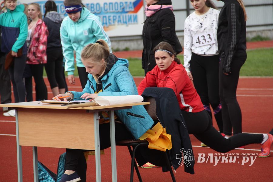 В Великих Луках проходят соревнования «Шиповка юных» (ФОТО)