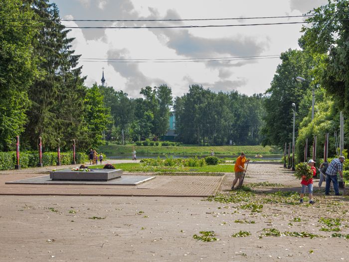 Небезразличные великолучане помогают убрать город после урагана (ФОТО)