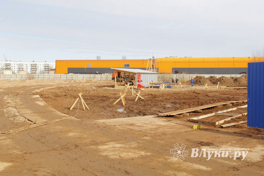 На стройплощадке нового физкультурного комплекса завершена разработка котлована под здание ледового катка