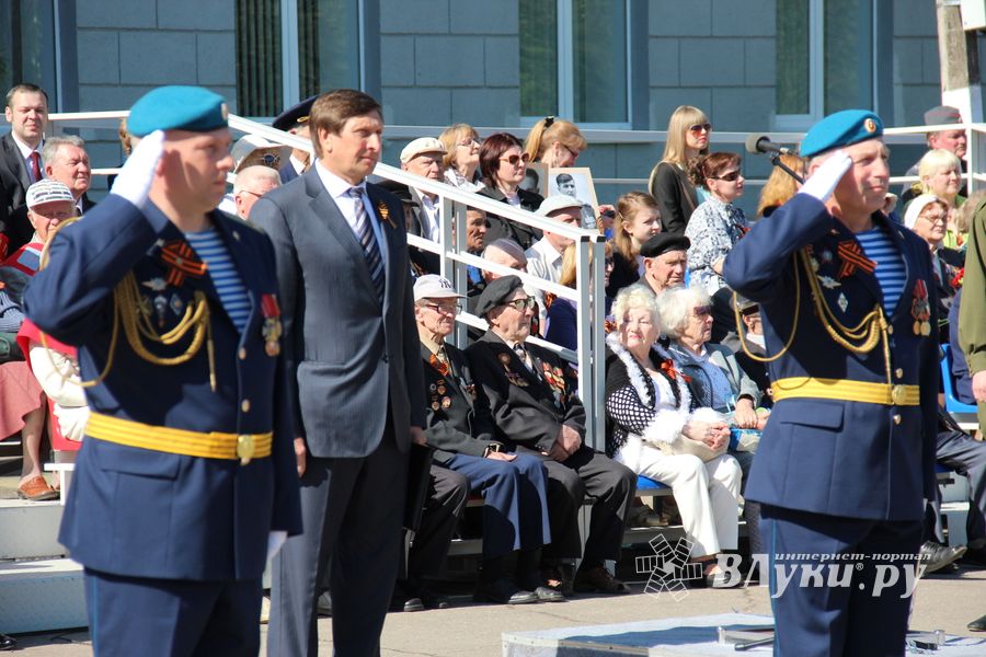 В Великих Луках прошел Парад Победы (ФОТО)