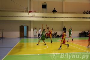 Интересный баскетбольный матч прошел в Великих Луках (фото)