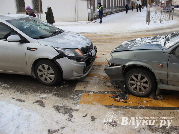 Лобовое ДТП на улице Печорской в Великих Луках (ФОТО)