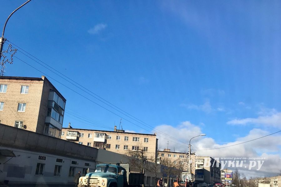 В Великих Луках очищают обочины улиц от снега (ФОТО)