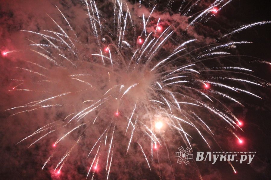 Новогодний салют прогремел Великих Луках (ФОТО)