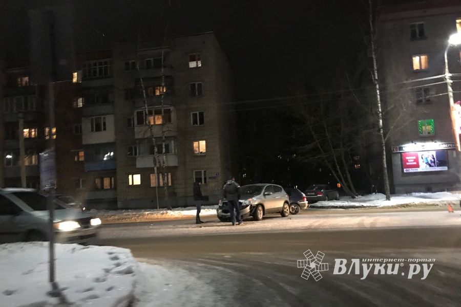 В Великих Луках на Гагарина произошо ДТП (ФОТО)