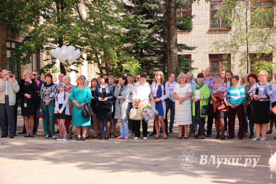 В Великих Луках прозвенели «последние» звонки (ФОТО)