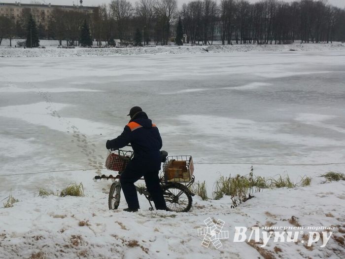 Лёд ненадёжен, но рыбы великолучанам хочется (ФОТО)