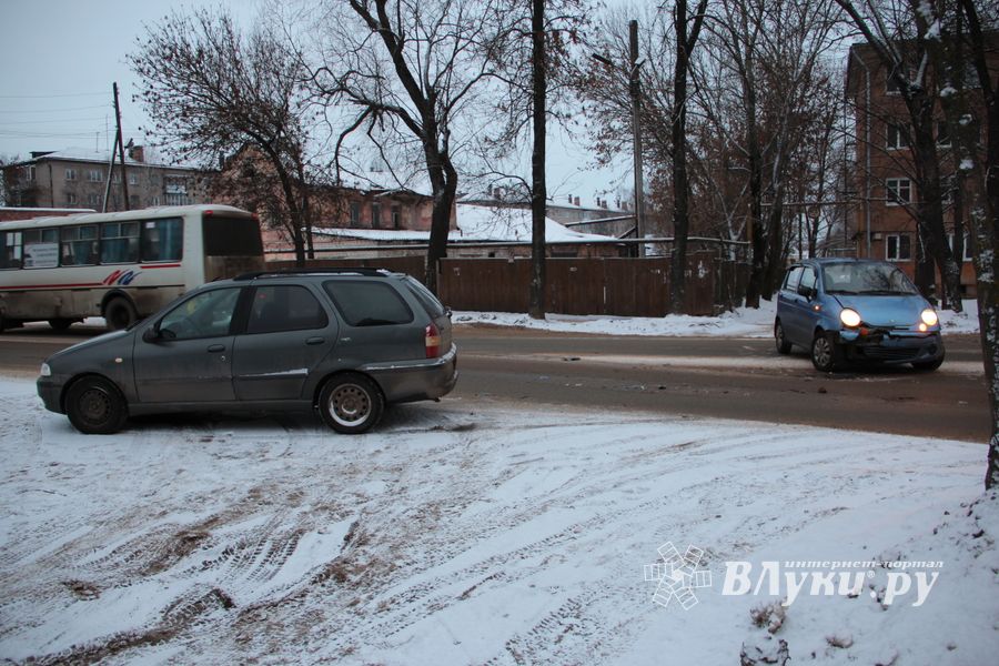 Две легковушки столкнулись на Гагарина (ФОТО)