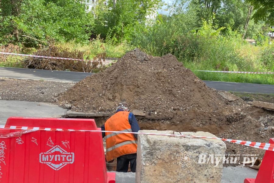 В Великих Луках идёт ремонт теплосетей (ФОТО)