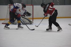 Две великолукские команды хоккеистов одержали победы в домашних матчах (ФОТО)