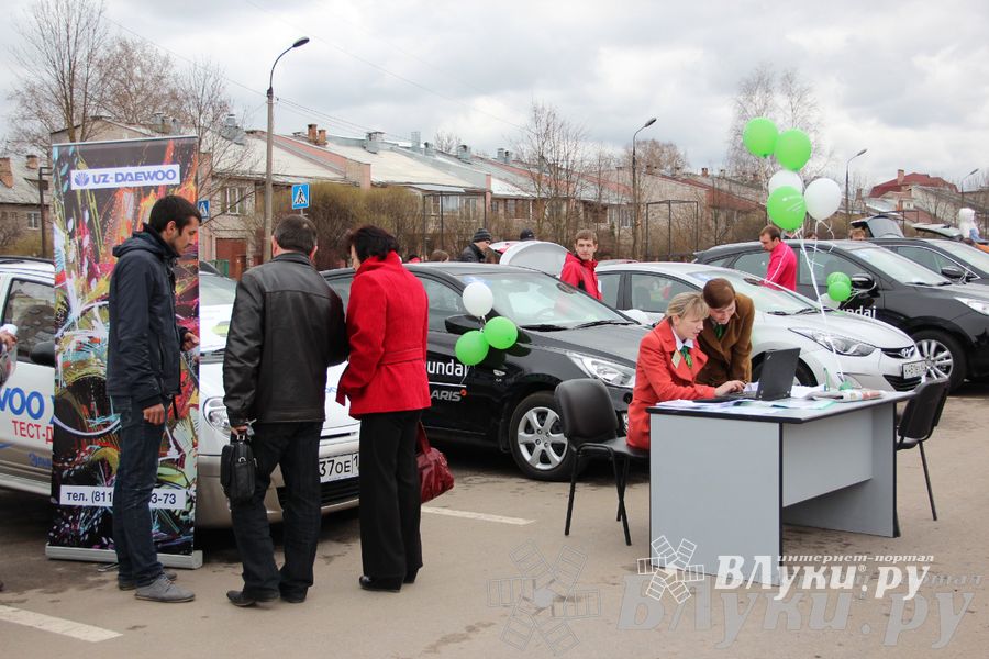 В Великих Луках прошла автомобильная ярмарка