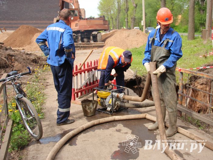 Устранение прорыва водопровода в Великих Луках (ФОТО)