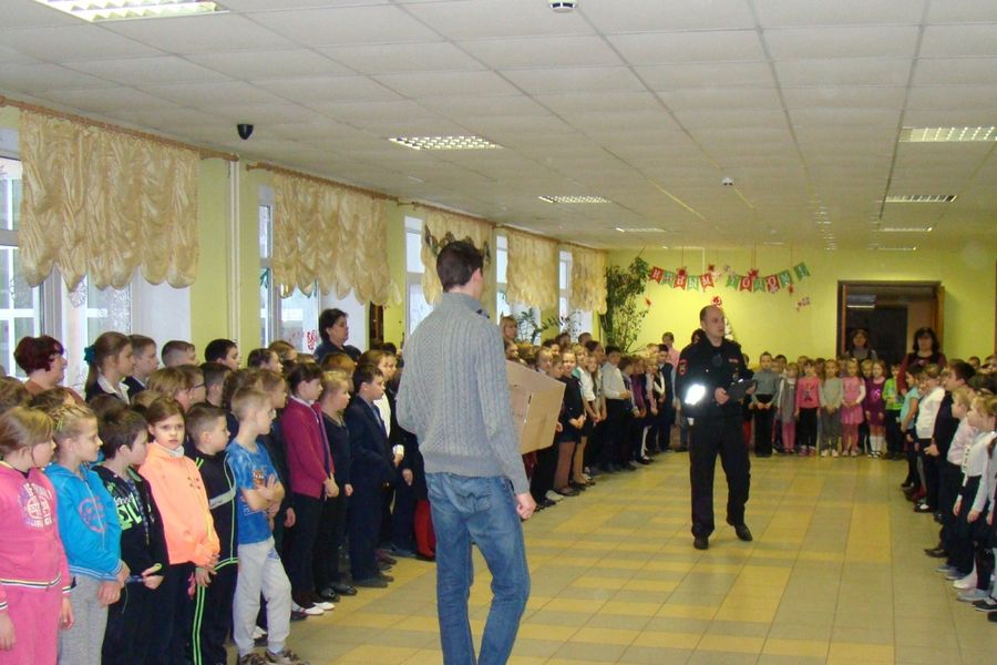 Учащимся младших классов Стругокрасненского района вручили светоотражатели (ФОТО)