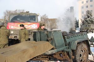 Великолучанам показывают армейскую технику и кормят кашей (6+) (ФОТО)