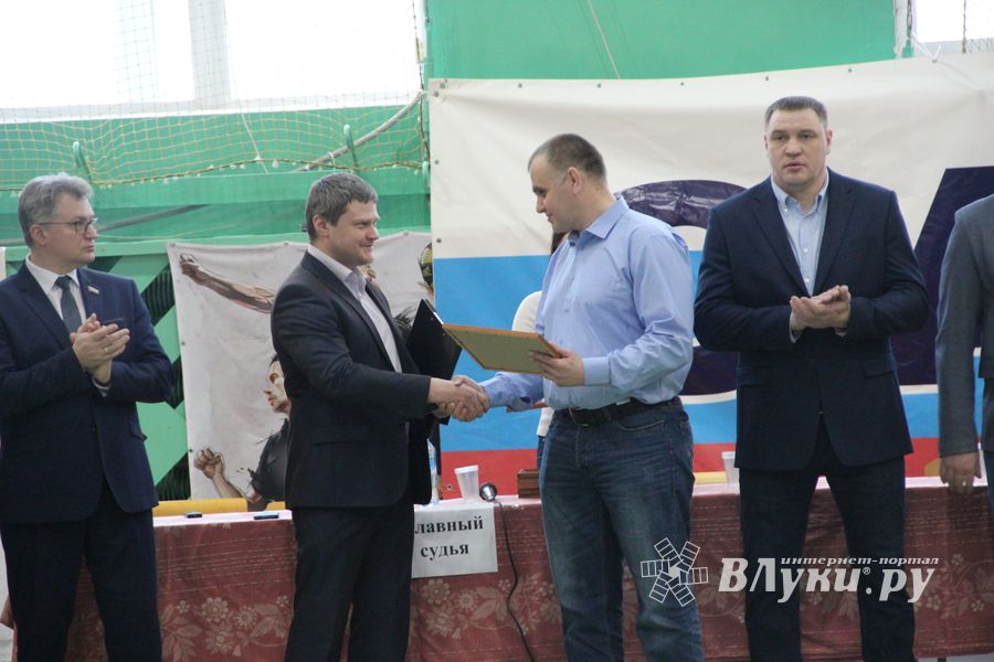 В Великих Луках - время жарких схваток