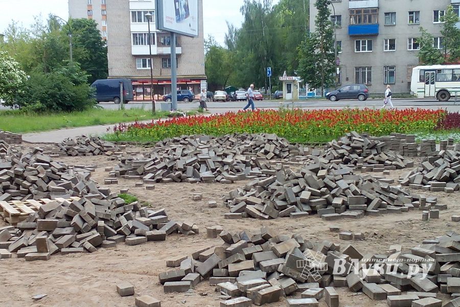 Карцево в Великих Луках мостят (ФОТО)