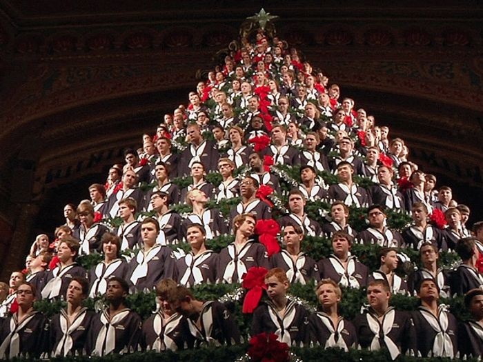 Старые машины, дрова и использованные банки: нетрадиционные идеи для рождественской елки