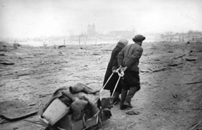 Жители возвращаются в родной город. 1943 год. Фото В. Гребнева.