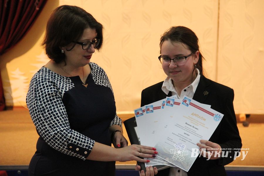 В Великих Луках наградили самых умных школьников 
