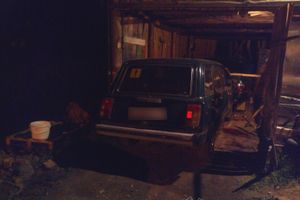 В Великих Луках, скрываясь от ДПС, водитель на «четверка» влетел в гараж (ФОТО)