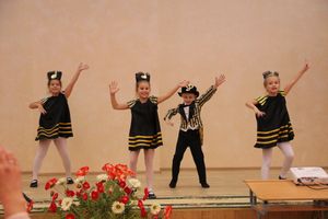 В Великих Луках ученики школы №13 поздравили своих педагогов (ФОТО)