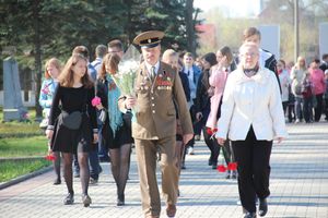 Ученики лицея №11 возложили цветы к могилам Братского кладбища (ФОТО)