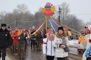 В Великих Луках прошел праздник Масленицы (ФОТО)