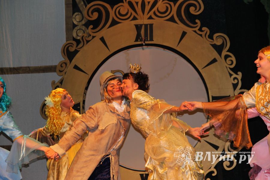 «Принцессу на горошине» и «Свинопаса» показал Великолукский драматический театр (фото)