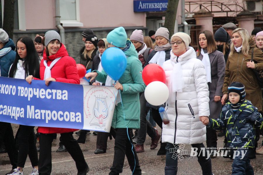 В Великих Луках прошло праздничное шествие (ФОТО)