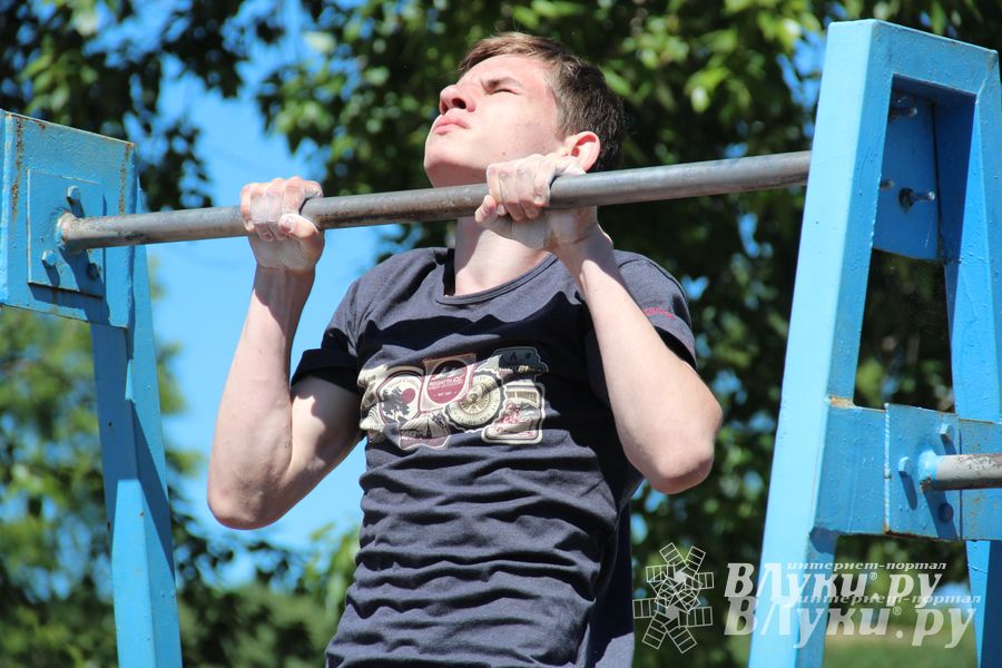 В Великих Луках состояли соревнования по подтягиванию на турнике (фото)