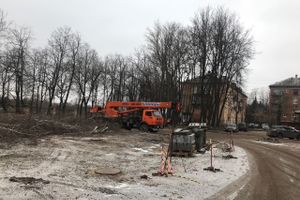 В Великих Луках приводят в порядок территорию Хирургического корпуса больницы (ФОТО)