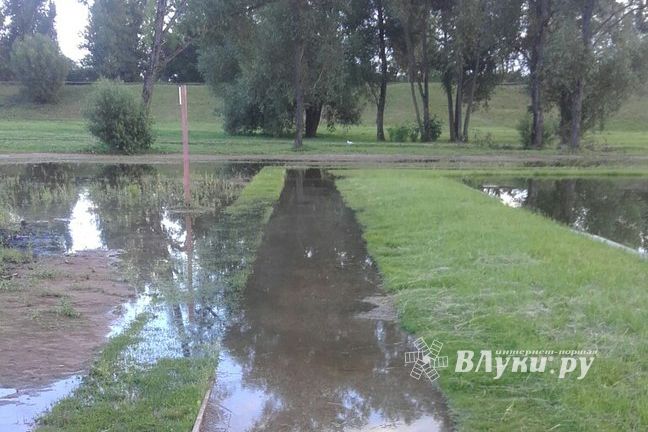 В Великолукской крепости пруд вышел из берегов (ФОТО)