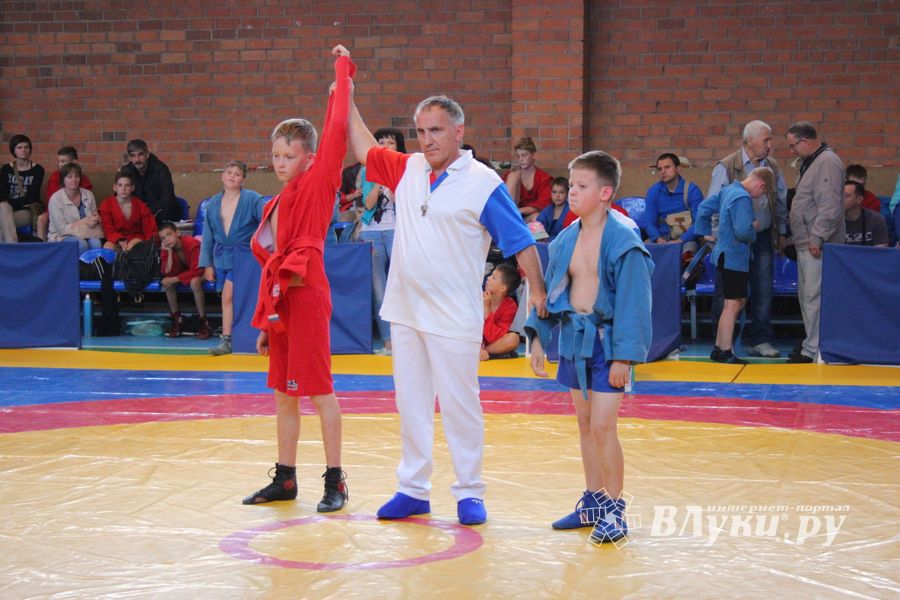 В Великих Луках проходит турнир по самбо (ФОТО)