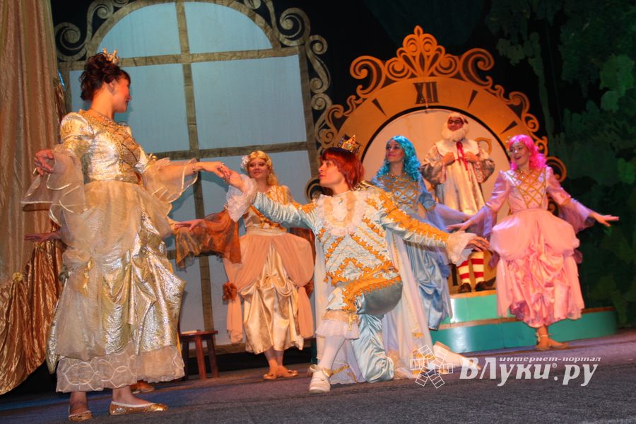 «Принцессу на горошине» и «Свинопаса» показал Великолукский драматический театр (фото)