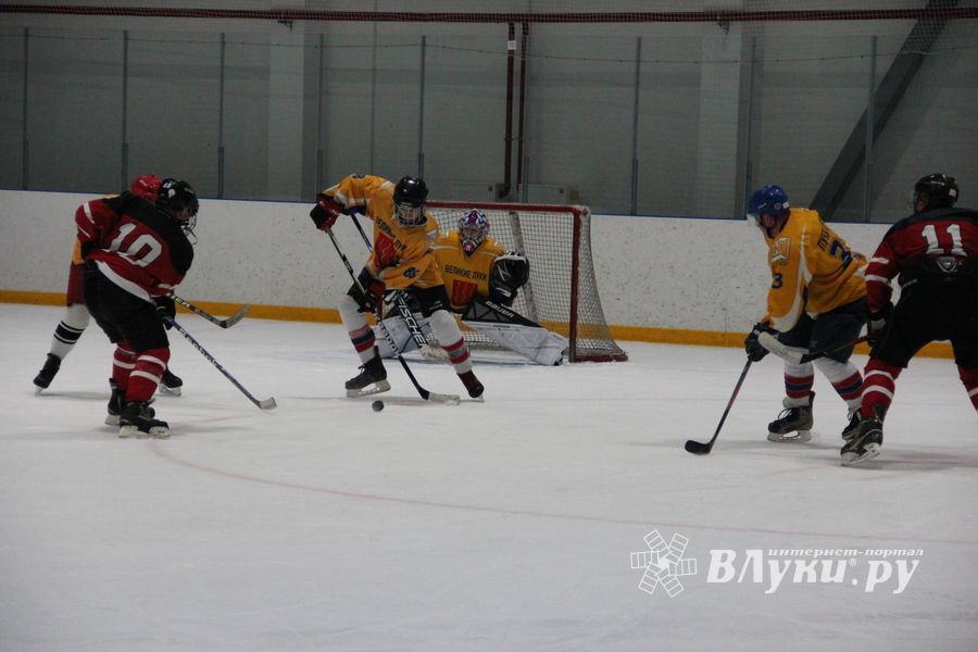 Хоккейные матчи чемпионатов города Великие Луки и Псковской области по хоккею прошли в СОК «Айсберг» (ФОТО)