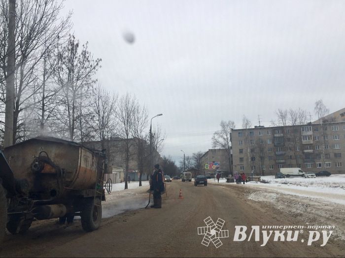 В Великих Луках производится ямочный ремонт (ФОТО)