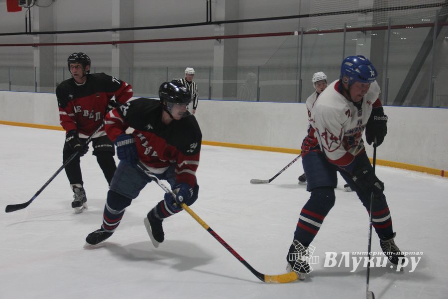 В Великих Луках прошёл первый матч Кубка Псковской области по хоккею (ФОТО)