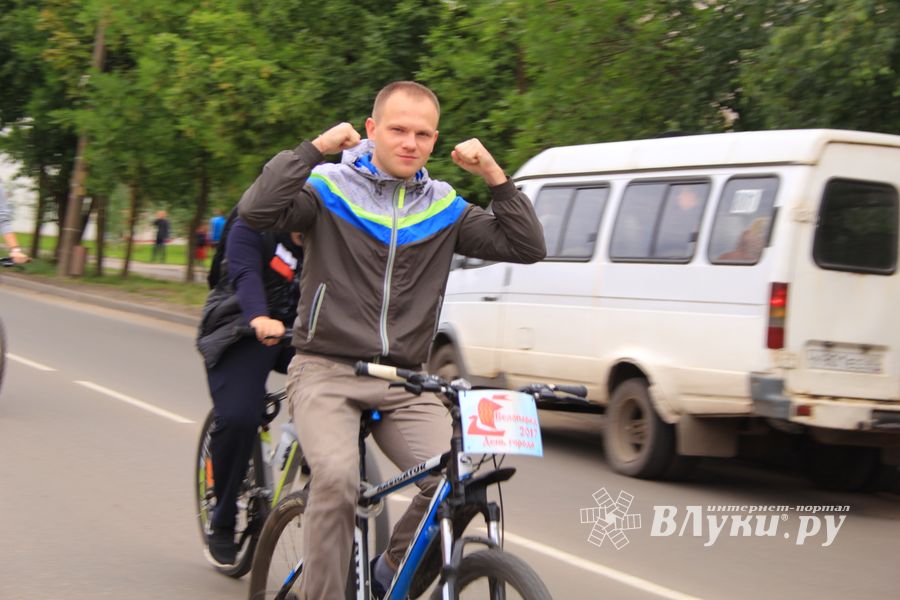 В Великих Луках прошёл Велопарад (ФОТО)