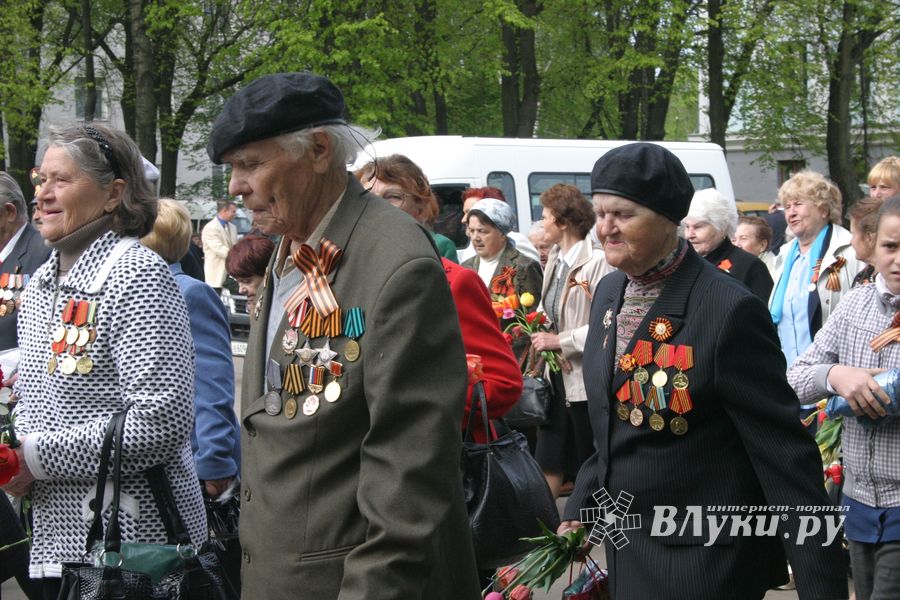 В Великих Луках прошел Военный парад
